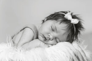 3J0A9310-online_sw Fotografie Business Coaching Businessguide Bildgefühle Mentoring Fotograf Fotografin Bildgefühle Homestory zu hause fotografieren in der Natur Outdoor Studio Babyfotografie Babyfotos Newborn Baby Neugeborenenfotografie Kinder Kinderfotos Kinderfotografie Familie Familienfotos Familienfotografie Portraits Paarfotografie Couple Paare Pärchen Familienfotografin Natürliche Fotos Fotografie Höchst im Odenwald Darmstadt Aschaffenburg Erbach Michelstadt Wörth am Main Obernburg Miltenberg Breuberg Dieburg Reinheim Reichelsheim Groß-Umstadt Brensbach Otzberg Frankfurt, Mannheim, Heidelberg, Fotostudio Boho Herbst Frühling Sommer Winter Coaching für Fotografen, Videografie, Mentoring für Fotografen, 1:1 Coaching, Fotografenbusiness, Erinnerungsfilm, Familienfilm, CakeSmash, Geburtstagsshooting, Erster Geburtstag, 1. Geburtstag
